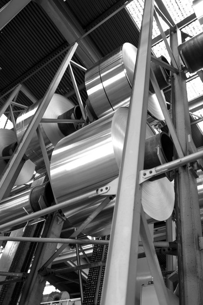 Alüminyum folyo bobinleri yığılmış - Fotoğraf, Görsel