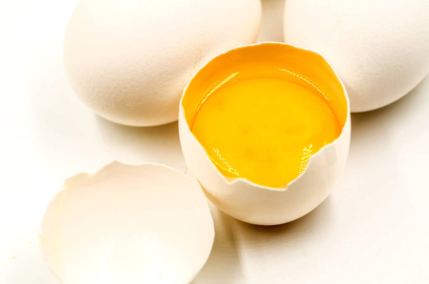 φρέσκα αυγά για το μαύρο φόντο - Φωτογραφία, εικόνα