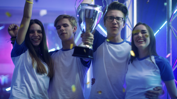 Lányok és fiúk a nyertesek a Sport / esport / Video játékok verseny ünneplik, Lift trófea. - Felvétel, videó