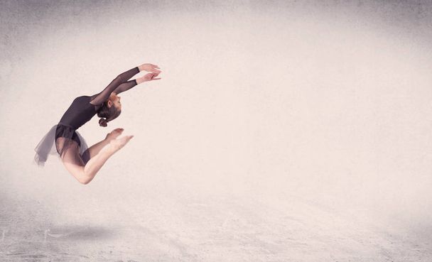 現代バレエダンサーパフォーマンスアートジャンプとともに空の背景 - 写真・画像