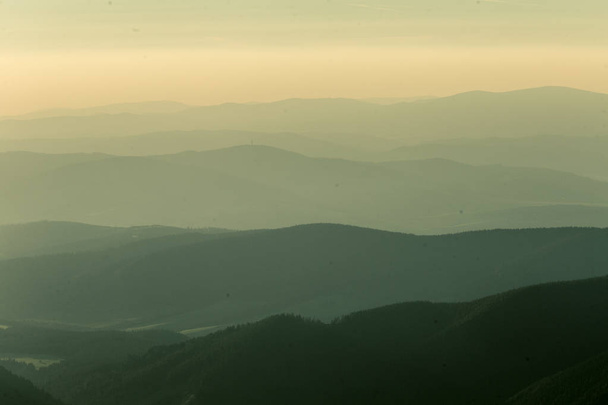 Μια όμορφη προοπτική προβολή πάνω από τα βουνά με διαβάθμιση - Φωτογραφία, εικόνα