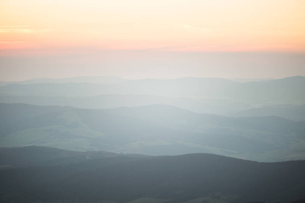 Een mooi perspectief-uitzicht boven de bergen met een verloop - Foto, afbeelding