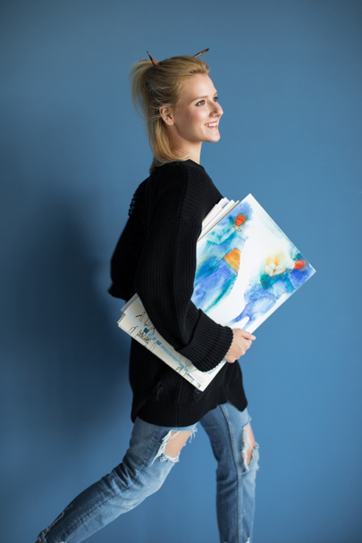 Dívka drží módní skicy - Fotografie, Obrázek