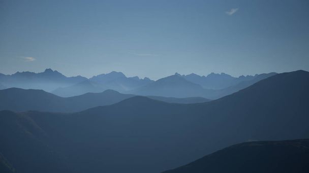 Красивый вид на горы с градиентом
 - Фото, изображение