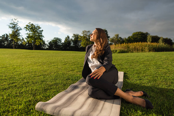 businesswoman resting in park - Фото, зображення