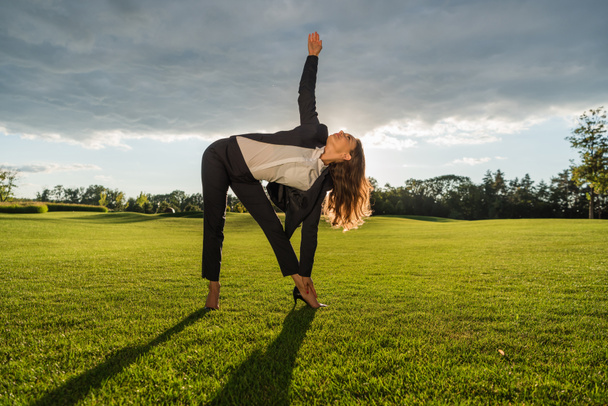 zakenvrouw permanent in yoga pose - Foto, afbeelding