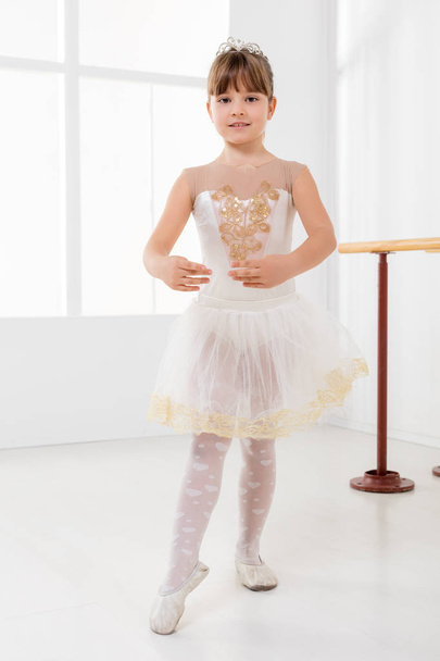 Petite fille mignonne pratiquant le ballet
 - Photo, image
