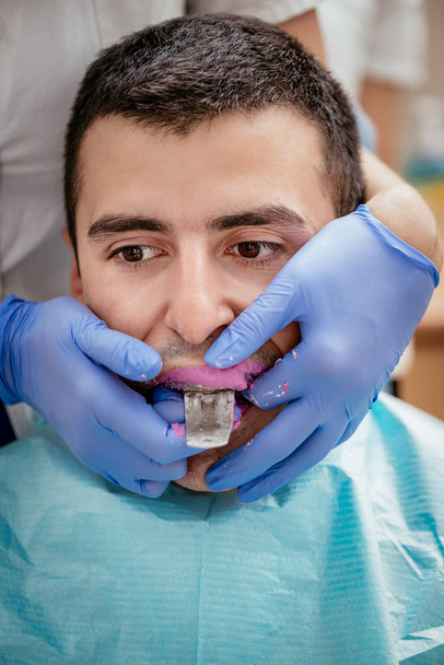 Οδοντίατρος χρησιμοποιώντας οδοντικό αποτύπωμα για τιράντες  - Φωτογραφία, εικόνα