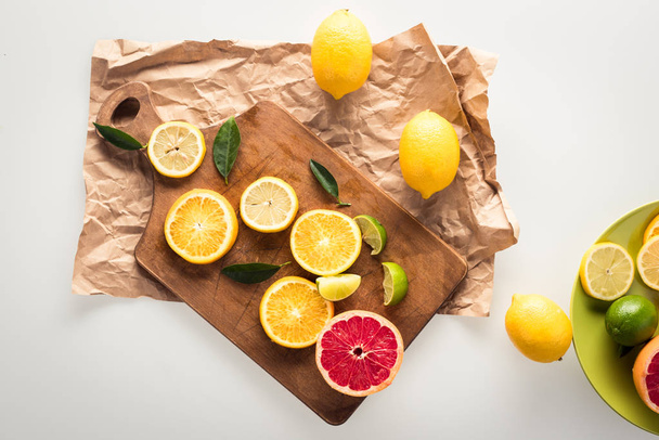 citrus fruits on cutting board - Fotoğraf, Görsel
