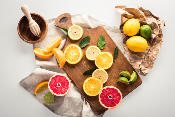 citrus fruits on cutting board - Фото, зображення