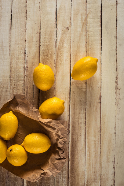 Ahşap arka planda taze limonlar - Fotoğraf, Görsel