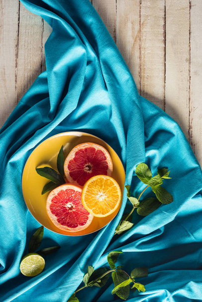 Grapefruit und Orangenscheiben auf Teller - Foto, Bild