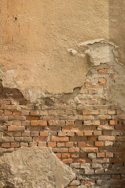 Ηλικίας κίτρινο τοίχο με τούβλα και του σπασμένου ασβεστοκονιάματος - Φωτογραφία, εικόνα