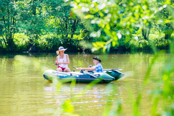 jovem casal em barco na lagoa
  - Foto, Imagem
