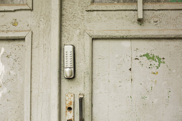 Εξωτερική ενδοεπικοινωνίας σε μια παλιά πόρτα ραγισμένα - Φωτογραφία, εικόνα