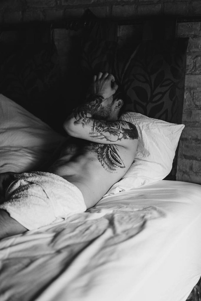 Man wakes up in bed - Foto, immagini