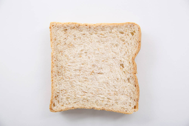 chléb krájený obilovin izolovaných na bílém pozadí - Fotografie, Obrázek