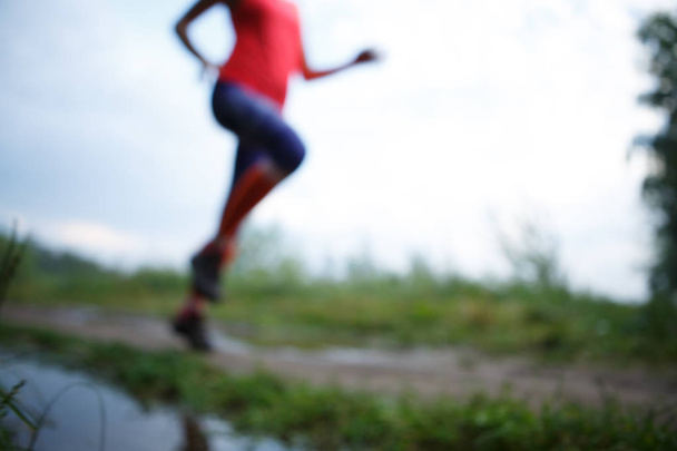 verschwommenes Foto von rennendem Mädchen - Foto, Bild