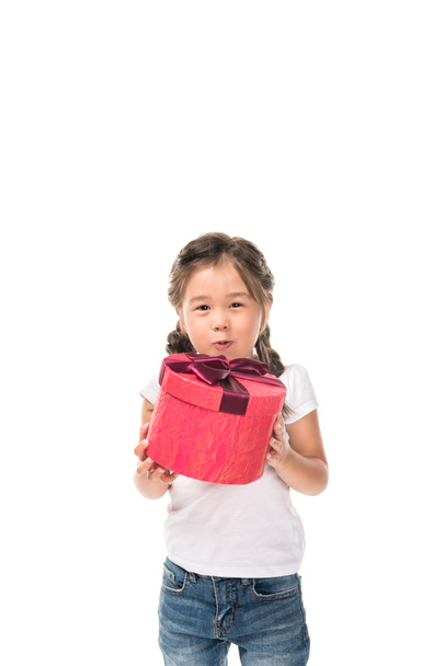 kind met geschenkdozen - Foto, afbeelding
