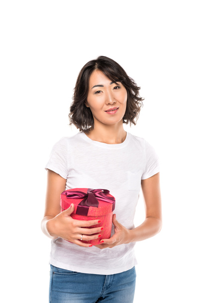 Frau mit rotem Geschenkkarton  - Foto, Bild