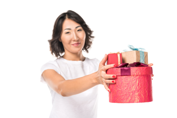 Mulher com caixas de presente vermelho
 - Foto, Imagem