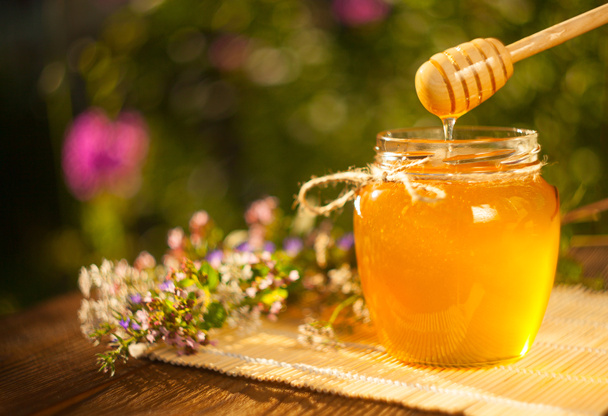 Delicioso delicioso mel em frasco na mesa
 - Foto, Imagem