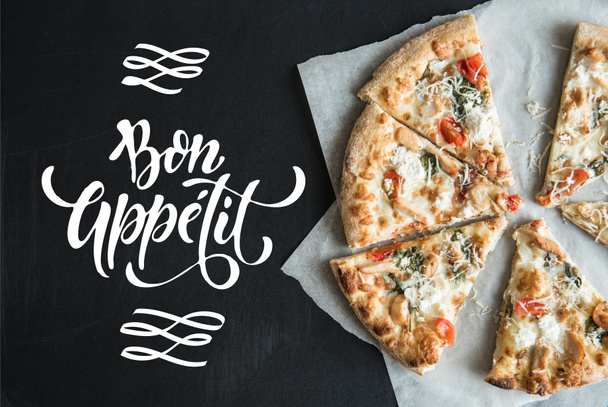 pizza tradizionale italiana affettata su pergamena
 - Foto, immagini