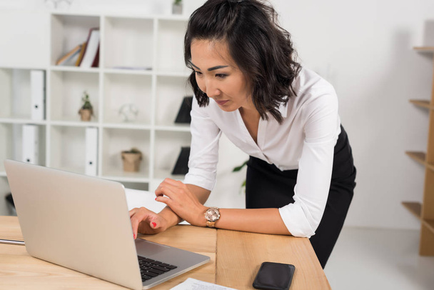 mujer de negocios trabajando con el ordenador portátil - Foto, Imagen