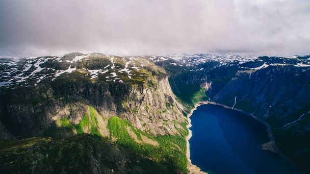 λίμνη και τα βουνά, στη Νορβηγία - Φωτογραφία, εικόνα