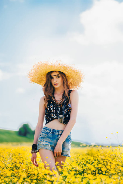 girl in a field of yellow flowers - Φωτογραφία, εικόνα