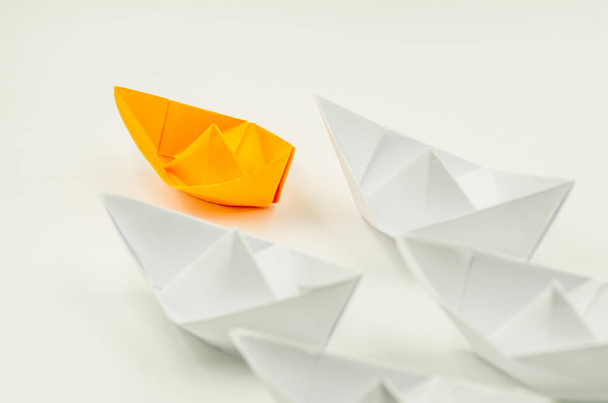 concetto di leadership origami
 - Foto, immagini