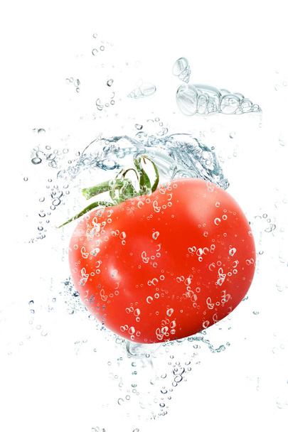 Suya düşen taze domates - Fotoğraf, Görsel