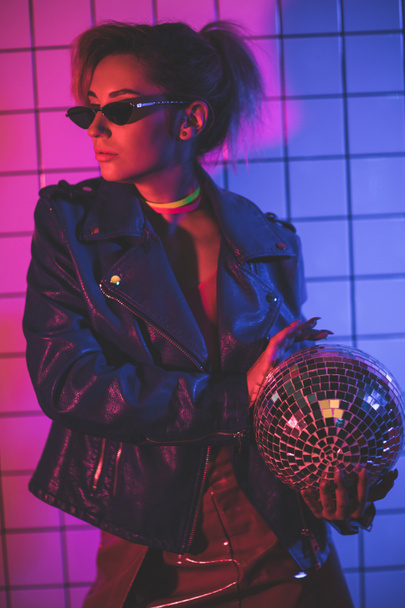 Chica con bola disco
  - Foto, Imagen