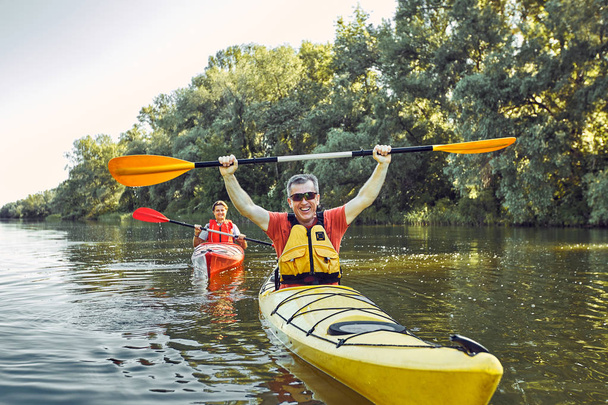 Een kano-tochtje op de rivier in de zomer. - Foto, afbeelding