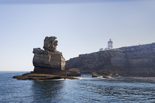 Peniche φάρο στο ακρωτήριο Carvoeiro, προβολή από την Ατλαντική θάλασσα, Πορτογαλία - Φωτογραφία, εικόνα