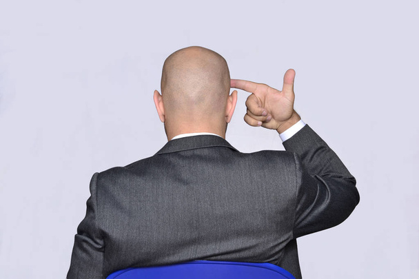 Businessman pointing on head - Foto, afbeelding