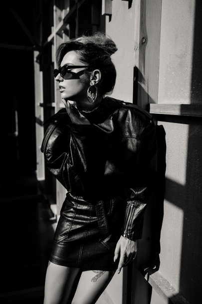 stylish girl in leather clothes - Foto, imagen