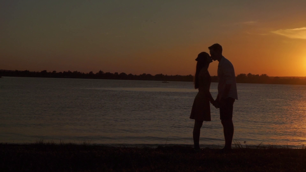 Amar a la pareja mayor disfrutando de una romántica noche de atardecer bailando juntos en la playa filmada
 - Metraje, vídeo