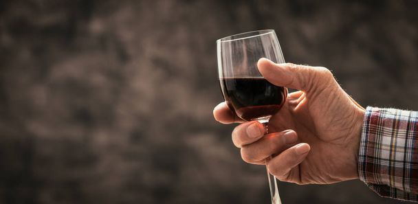 Ember kóstoló pohár vörös bor - Fotó, kép