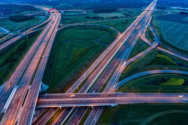Ilmanäkymä iltaliikenteestä moottoritien risteyksessä
 - Valokuva, kuva