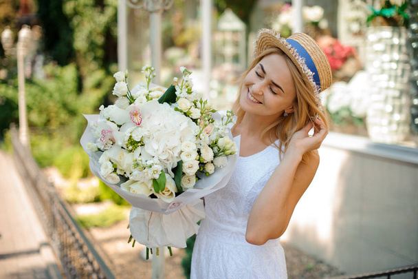 White wedding bouquet in the hands of a pretty girl - Zdjęcie, obraz