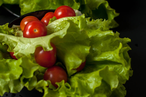 Χορτοφαγική Υγιεινή σαλάτα με ντοματίνια και μαρούλια στη μαύρη πλάκα - Φωτογραφία, εικόνα