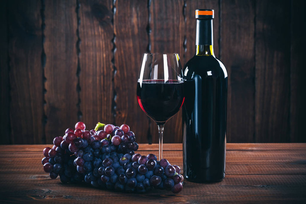 Botella y copa de vino tinto
 - Foto, Imagen