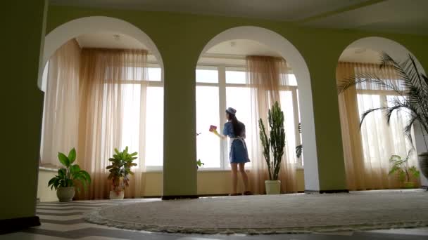 Zimmermädchen putzen Fenster. - Filmmaterial, Video