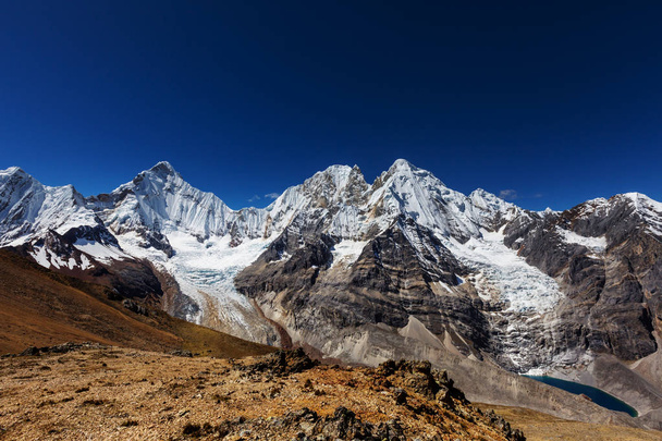Lindas paisagens de montanhas em Cordillera Huayhuash
 - Foto, Imagem