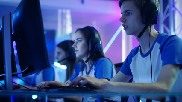 Profesyonel esport oyuncular bir siber oyunları turnuva üzerinde rekabetçi Video Oyunları'nda oynayan takım. Onlar birbirlerine konuyu mikrofonlar. - Video, Çekim