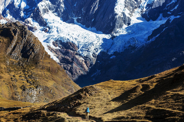 コルディレラ山脈でハイキングのシーン - 写真・画像