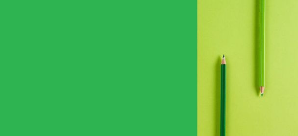 Crayons verts sur fond vert pastel contraste. Concept créatif minimal
. - Photo, image