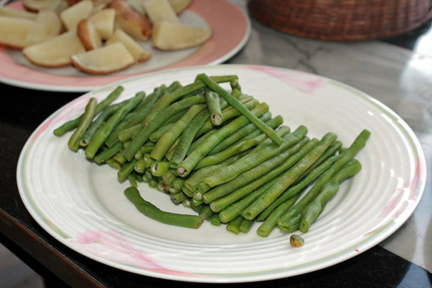 Green beans sliced and arranged in a round plate - Фото, изображение