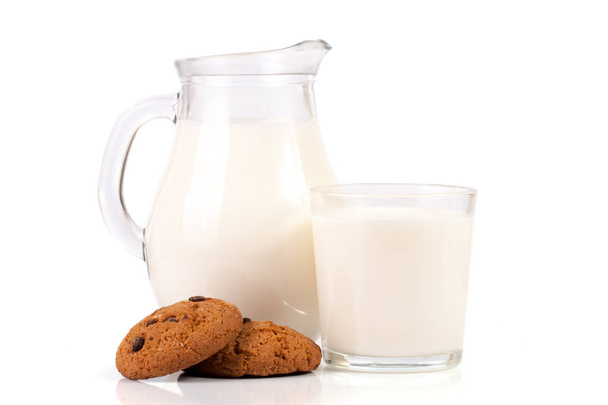 白い背景で隔離のオートミール クッキーとミルクの水差し - 写真・画像